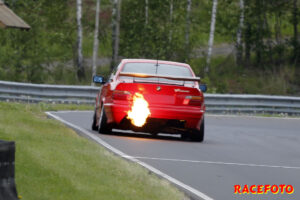 Malin Hellman i sin då hela BMW. Som bjuder på eldshow när bilen fungerar. Malin kör med wankelmotor.