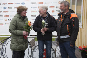 Britt och Rolf "Myggan" Nilsson firade 50-årig bröllopsdag på Kinnekulle och gratuleras här av SSK´s ordförande Göran Sembe.