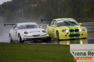 Joakim Carlsson, Porsche och Martin Jarl, BMW kämpar i SSK Klass 3.