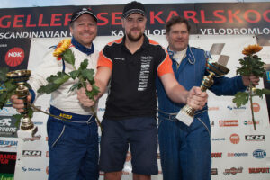 Samuel tog revansch i race 2 och vann före Jocke och Bengt.