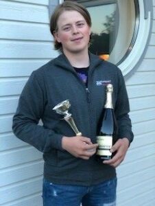 Linus med en av pokalerna från åren i Renault Junior Cup